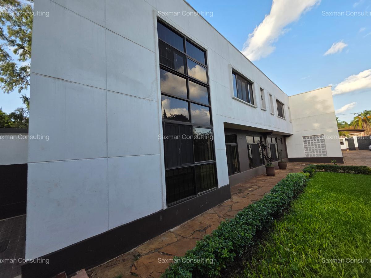 5 Bed Villa with En Suite in Runda - 1