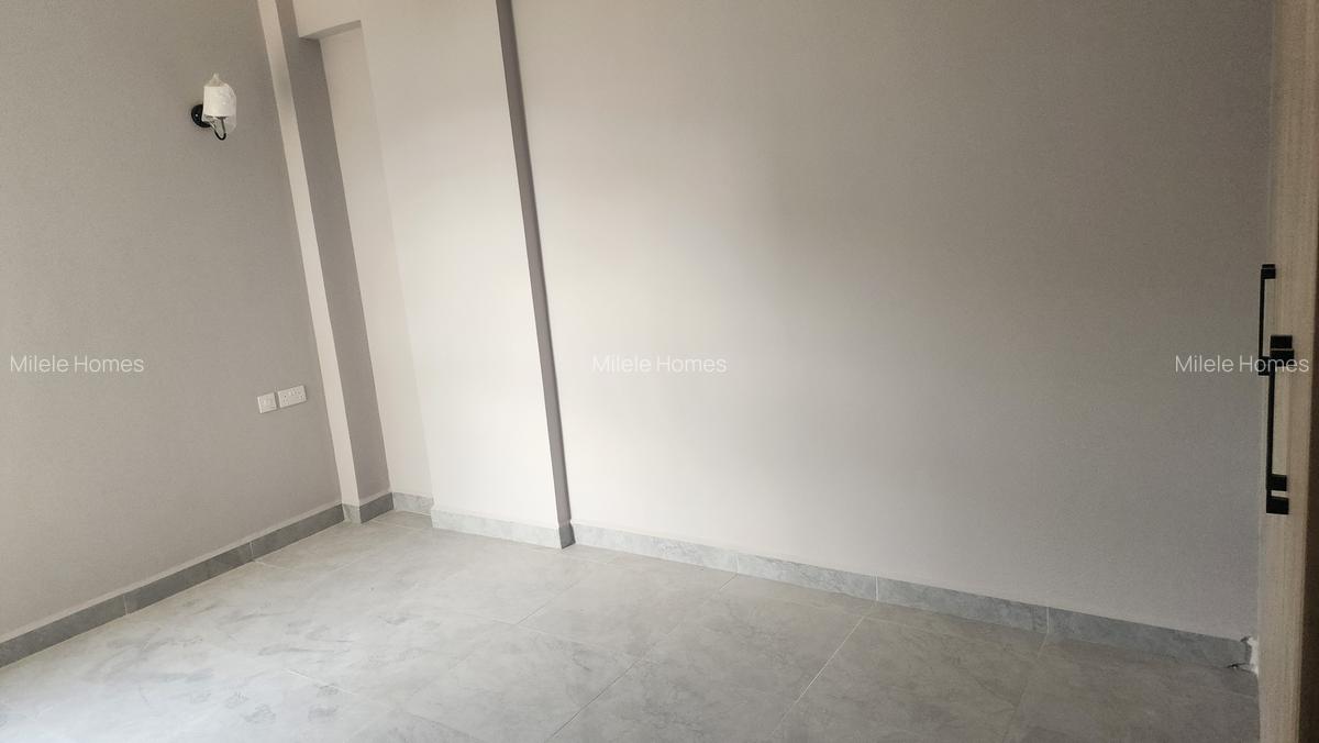 Serviced 2 Bed Apartment with En Suite at Brookside Drive - 4