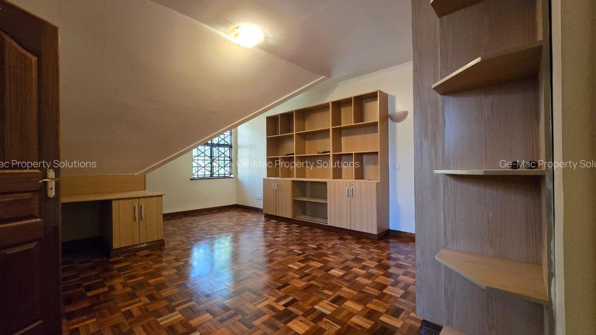 5 Bed House with En Suite in Lavington - 10