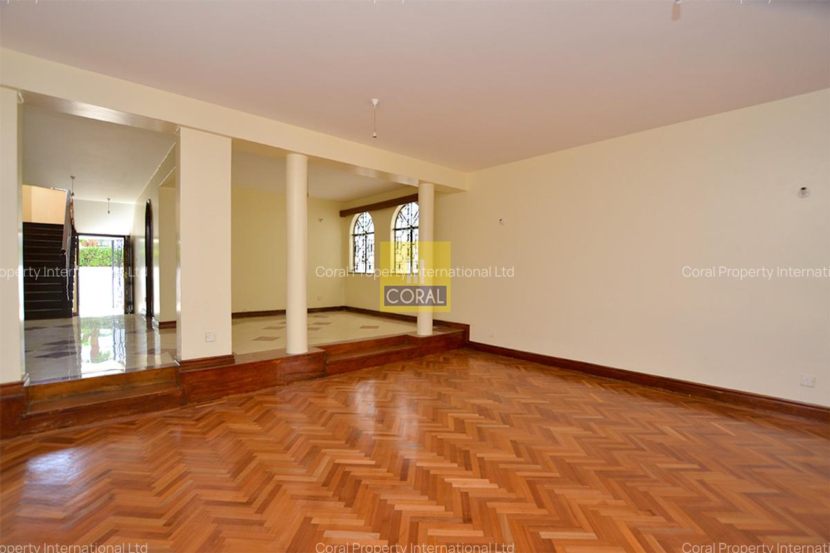 5 Bed Villa with En Suite in Riverside - 3