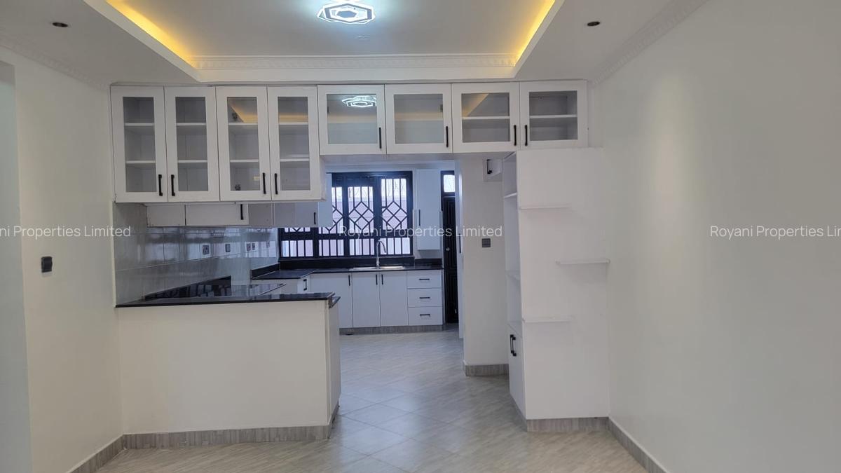 6 Bed House with En Suite in Membley - 6