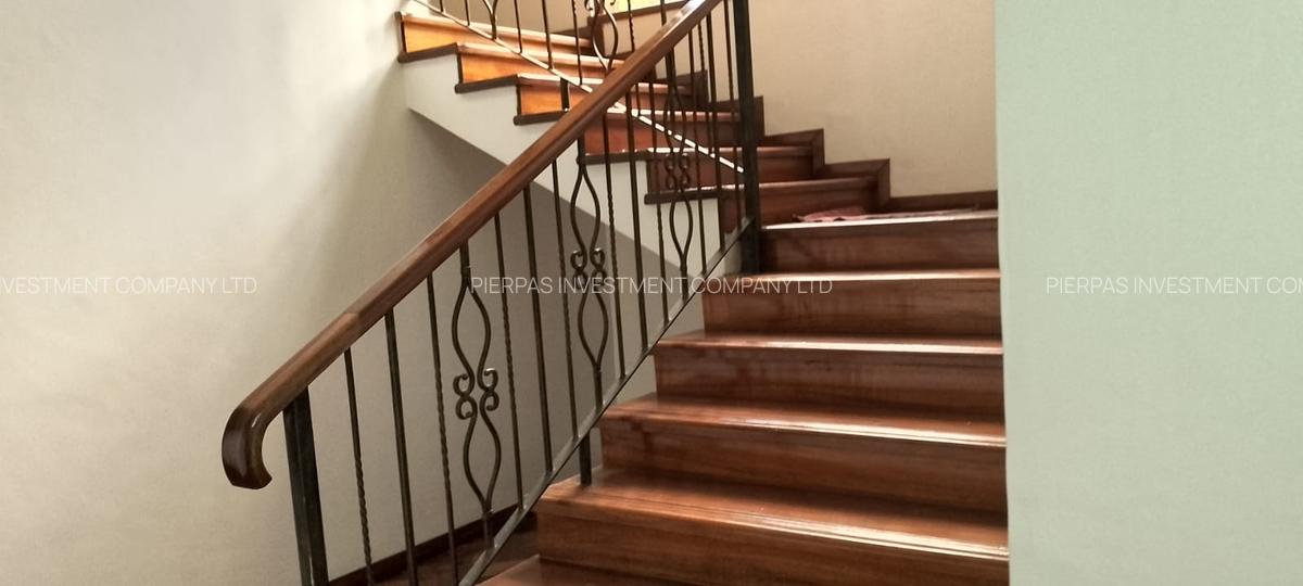 5 Bed Townhouse with En Suite in Karen - 3