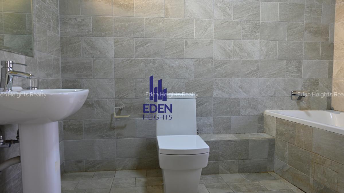 4 Bed House with En Suite in Lavington - 12