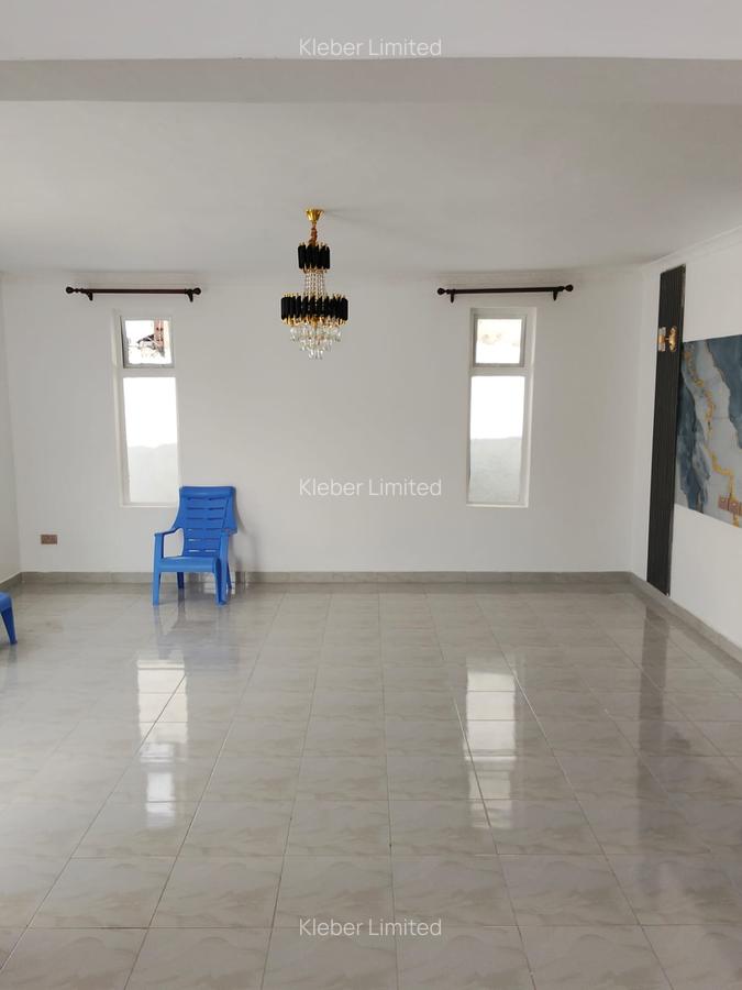 4 Bed House with En Suite in Membley - 11