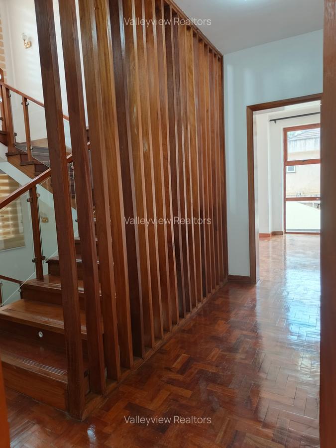 6 Bed Townhouse with En Suite at Lavington - 3