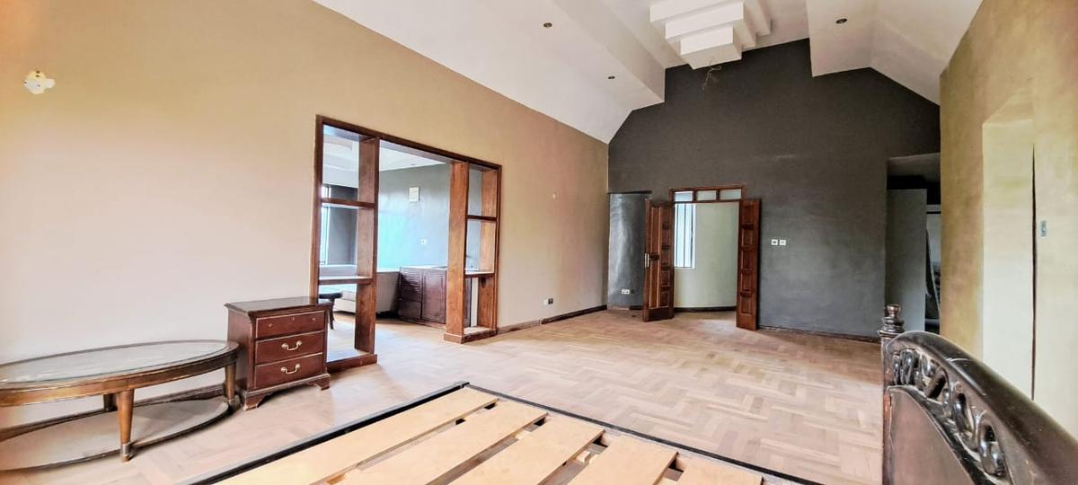 6 Bed House with En Suite at Ridgeways - 4