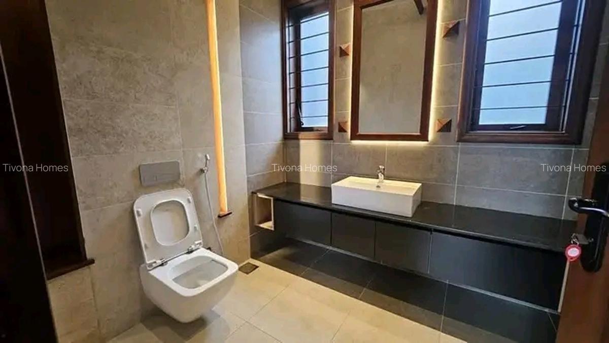 4 Bed House with En Suite in Runda - 2