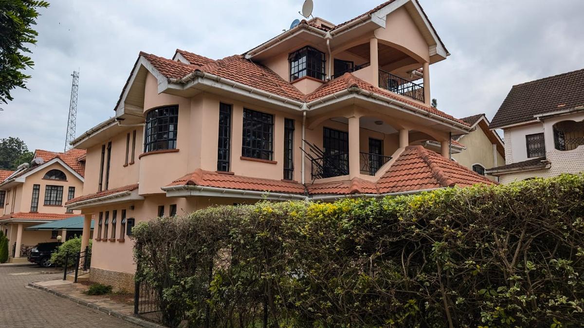 5 Bed Townhouse with En Suite at Lavington - 1