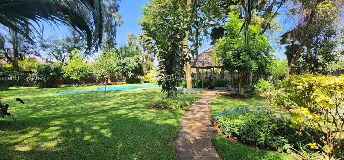 4 Bed House with En Suite in Lavington - 2
