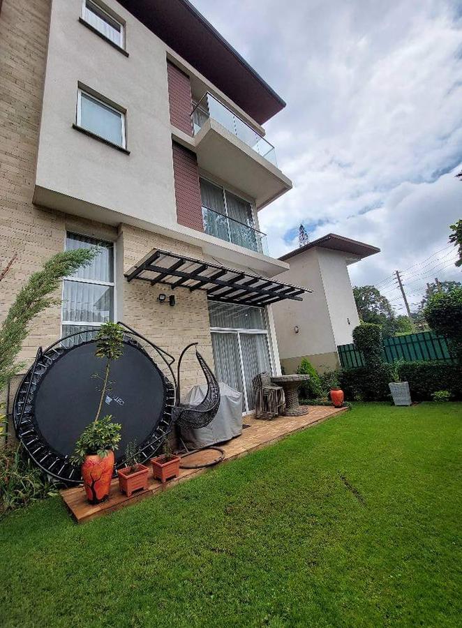 4 Bed Townhouse with Garden at Lavington - 3