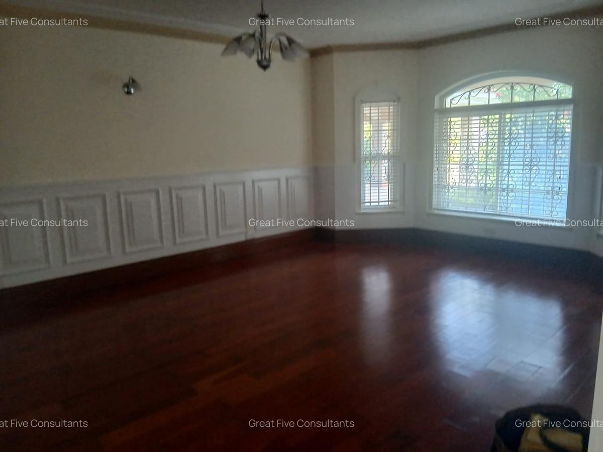 5 Bed Villa with En Suite in Rosslyn - 13