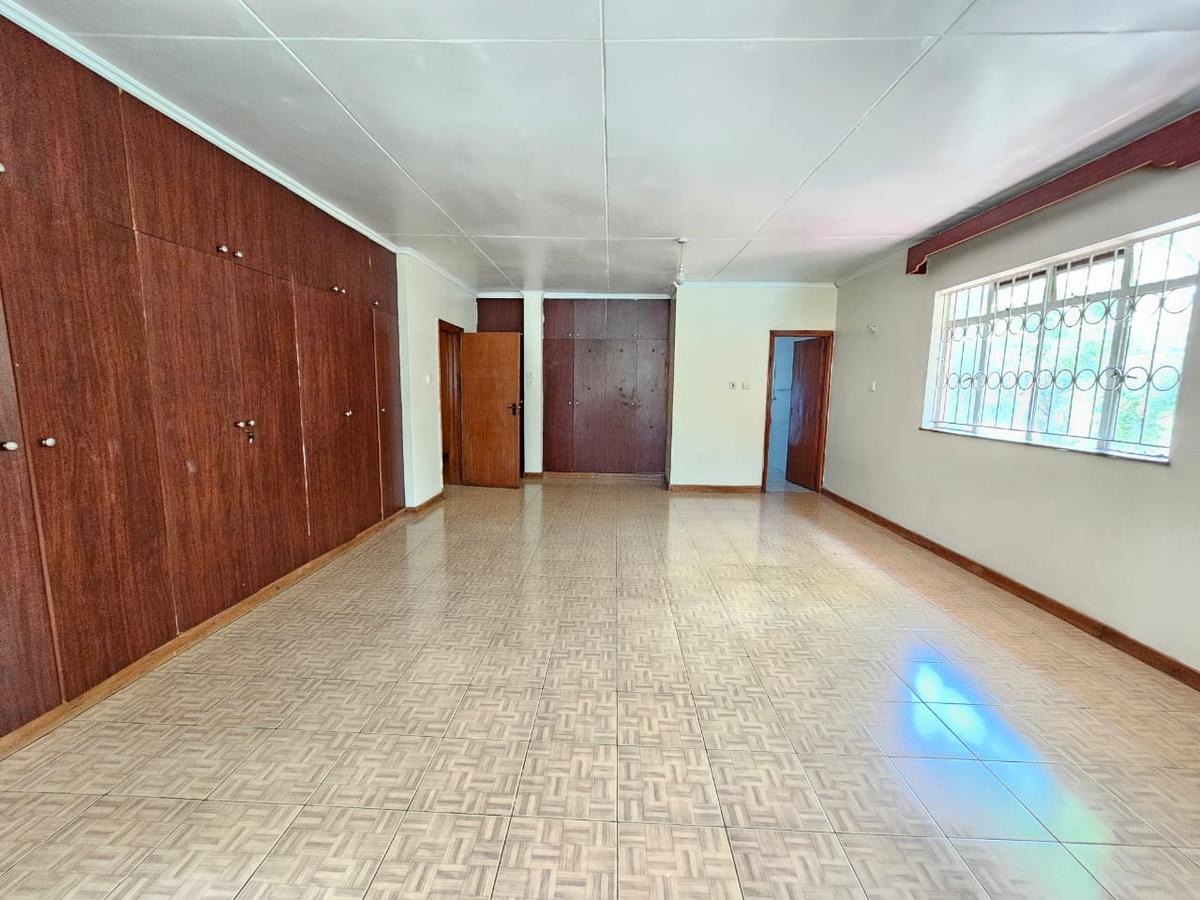 3,000 ft² Commercial Property with Service Charge Included in Lavington - 14