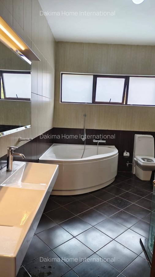 4 Bed Townhouse with En Suite in Brookside - 10