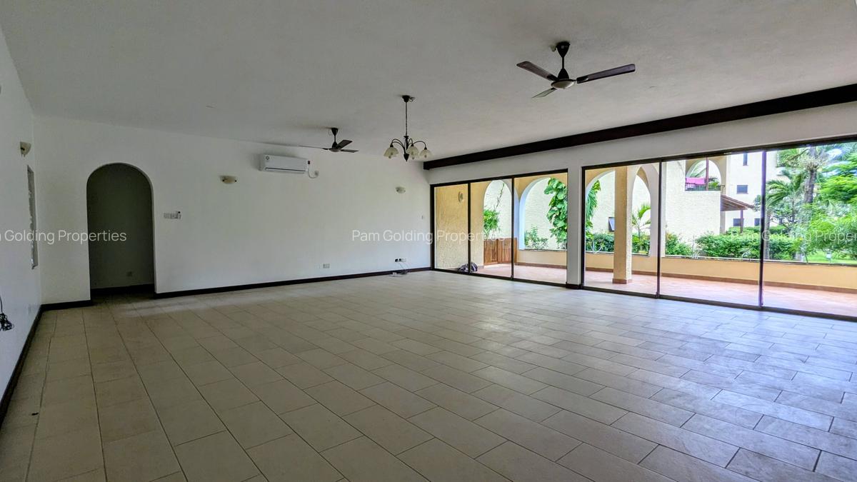 3 Bed Apartment with En Suite at Greenwood Drive - 8