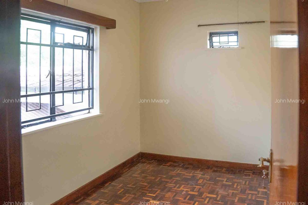 5 Bed House with En Suite in Nyari - 11