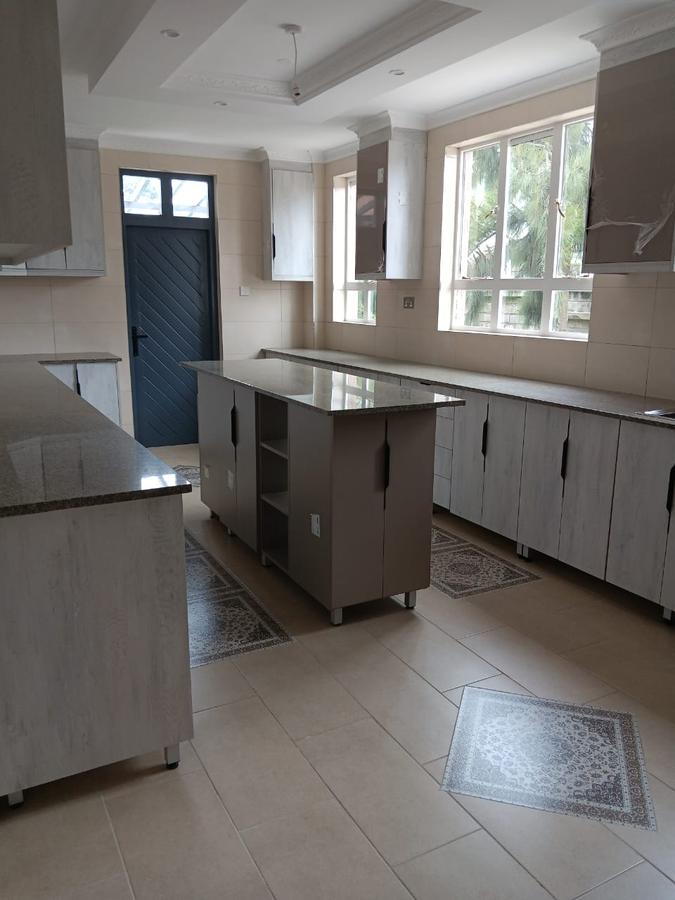 5 Bed House with En Suite at Garden Estate - 5