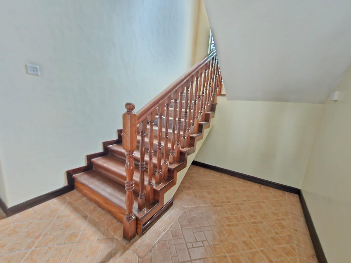 5 Bed House with En Suite in Lavington - 15