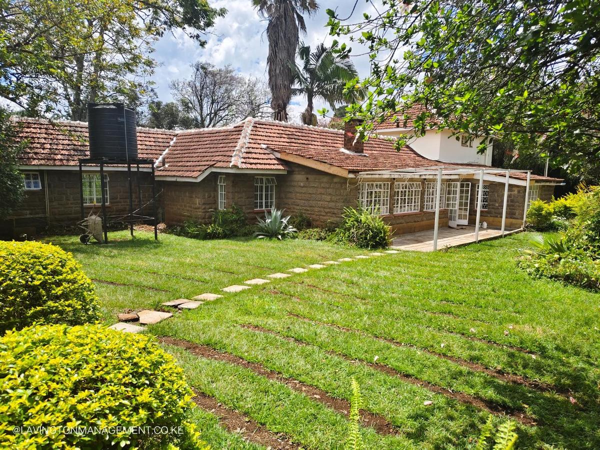 5 Bed House with En Suite at Lavington Green - 1