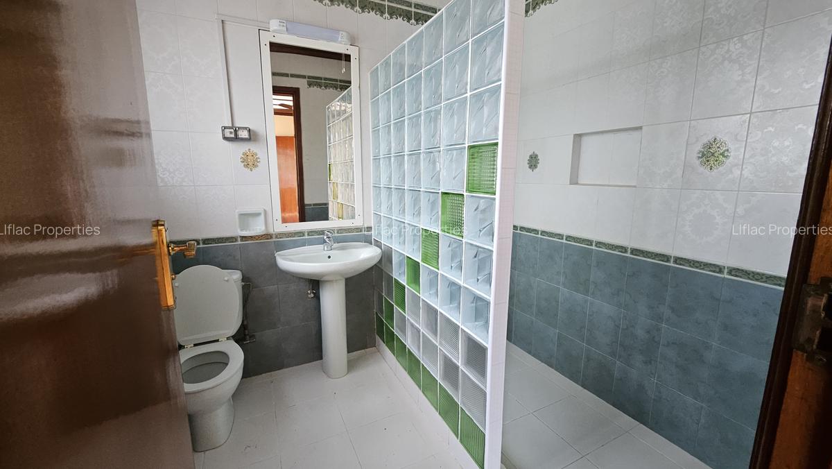 6 Bed House with En Suite in Runda - 16