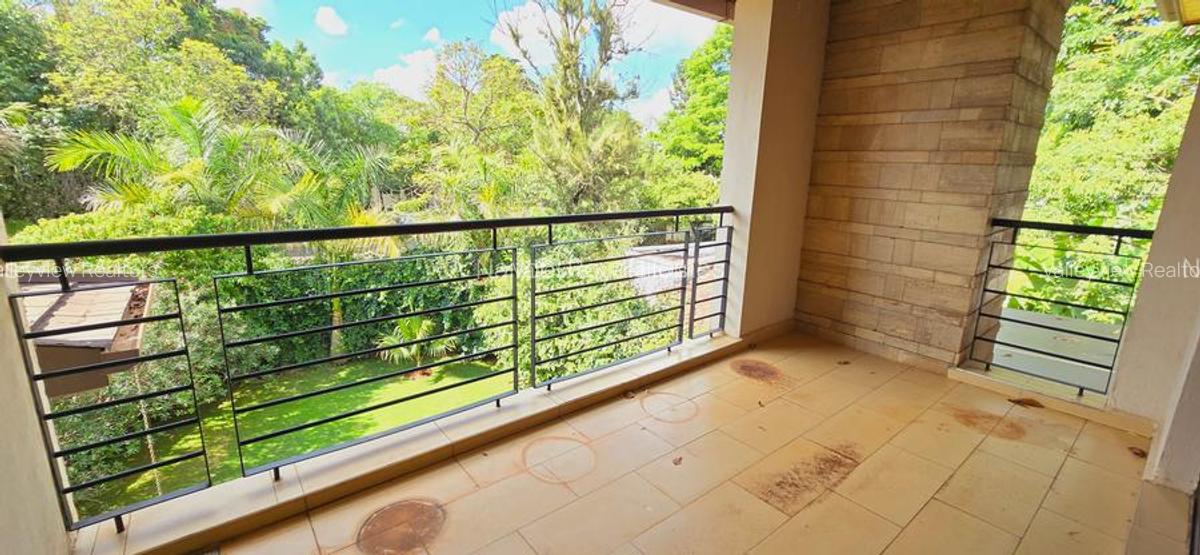 5 Bed Townhouse with En Suite at Lavington - 8