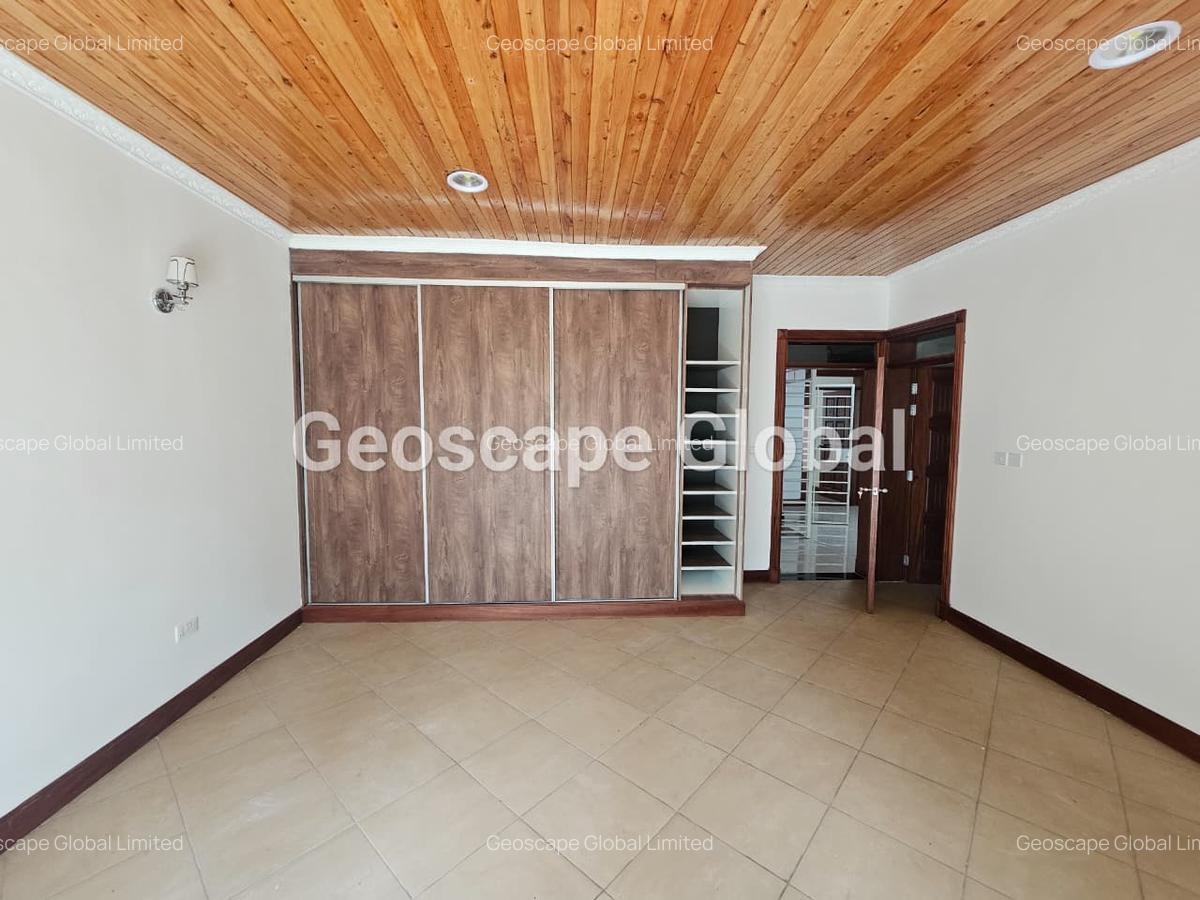 5 Bed House with En Suite in Rosslyn - 13