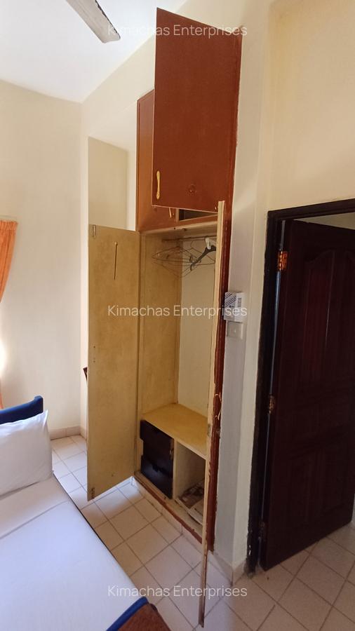 Serviced 1 Bed Apartment with En Suite at 1St Avenue - 12