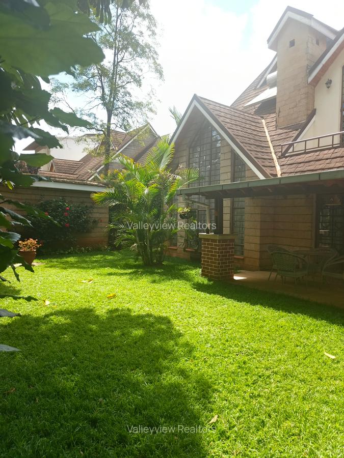 5 Bed Townhouse with En Suite at Lavington - 1