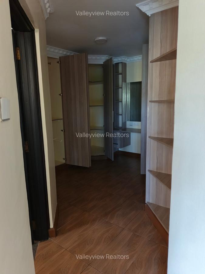 5 Bed Townhouse with En Suite at Lavington - 18