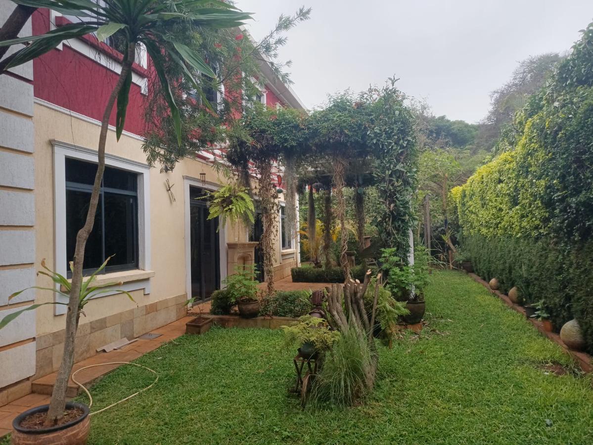 5 Bed Townhouse with En Suite at Lavington - 5