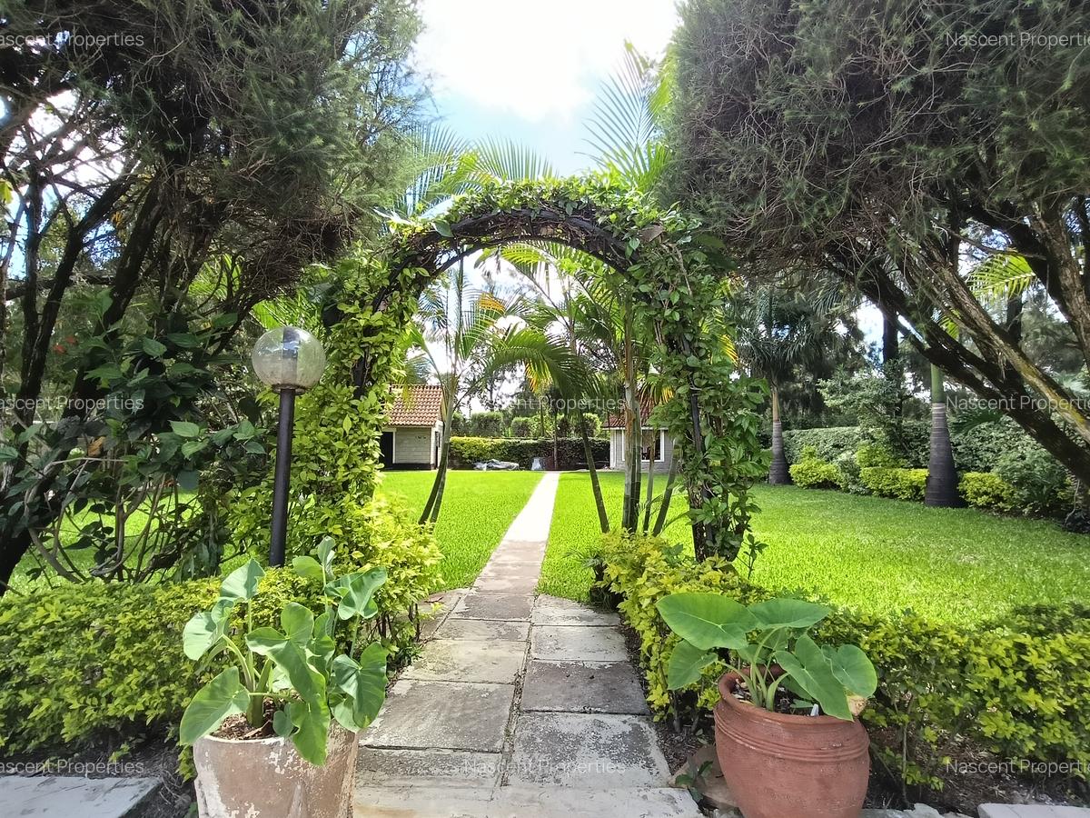 4 Bed House with En Suite in Ridgeways - 18