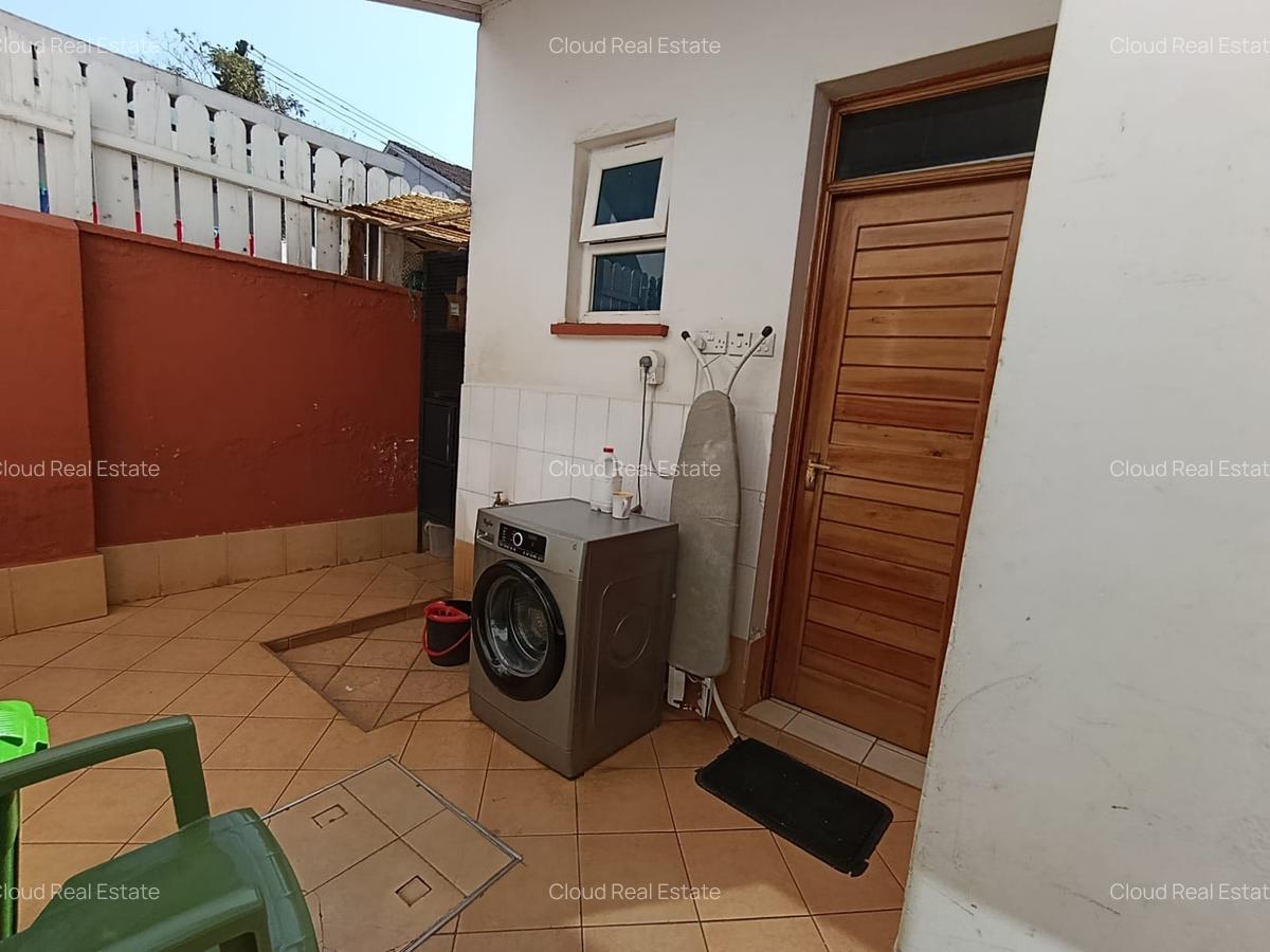 4 Bed House with En Suite in Lavington - 7
