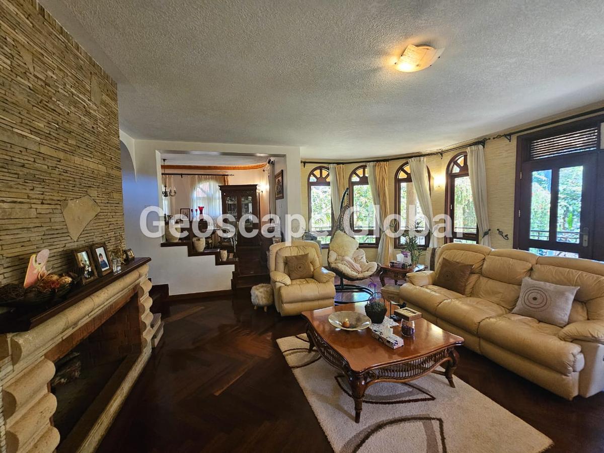 5 Bed House with En Suite in Runda - 12