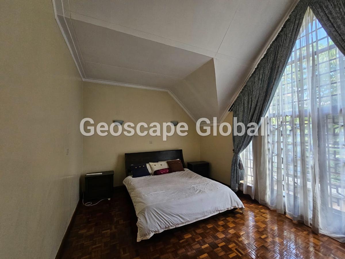 5 Bed House with En Suite in Lavington - 11