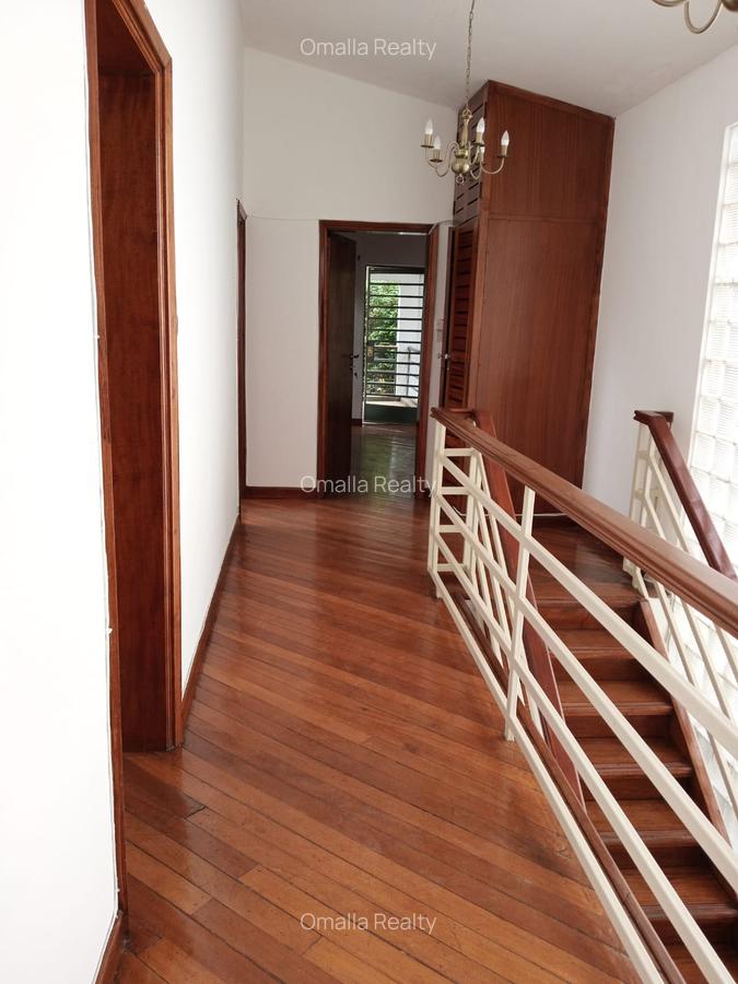 4 Bed House with En Suite in Lavington - 11