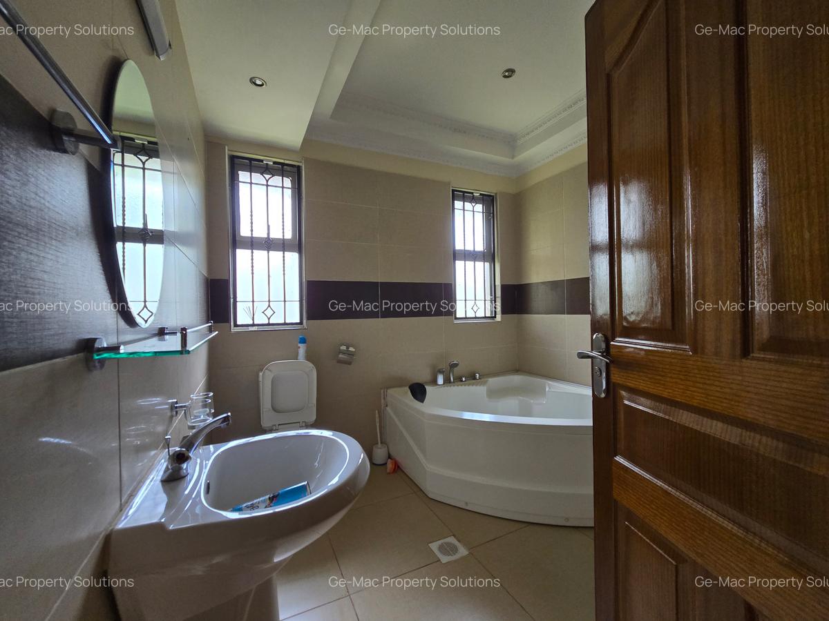 4 Bed House with En Suite in Runda - 12