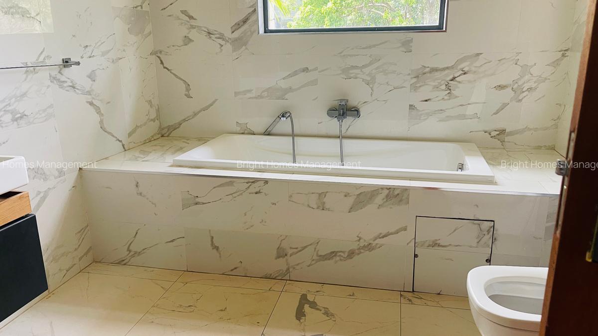 5 Bed Villa with En Suite in Spring Valley - 8