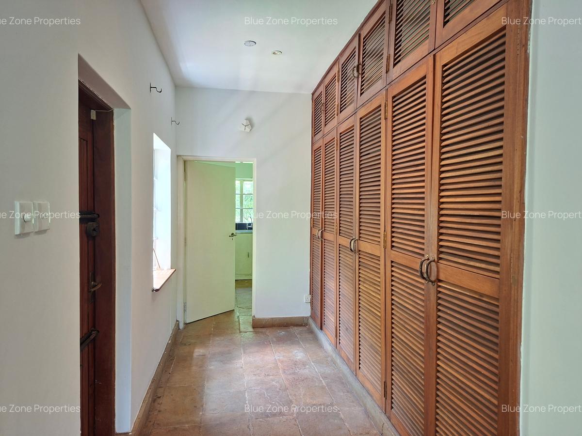 5 Bed House with En Suite at Off Ridgeways Rd - 13