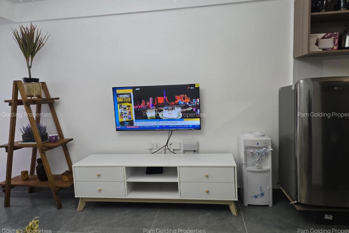 1 Bed Apartment with Gym at Riverside Gardens - 4