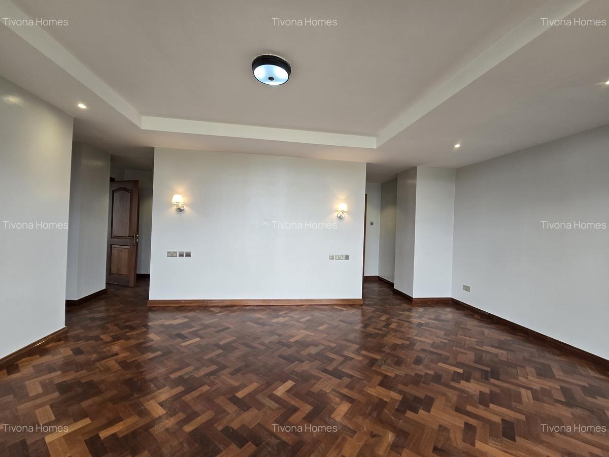 4 Bed Apartment with Swimming Pool in Riverside - 12