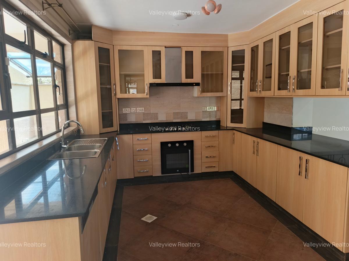 5 Bed Townhouse with En Suite at Lavington - 5