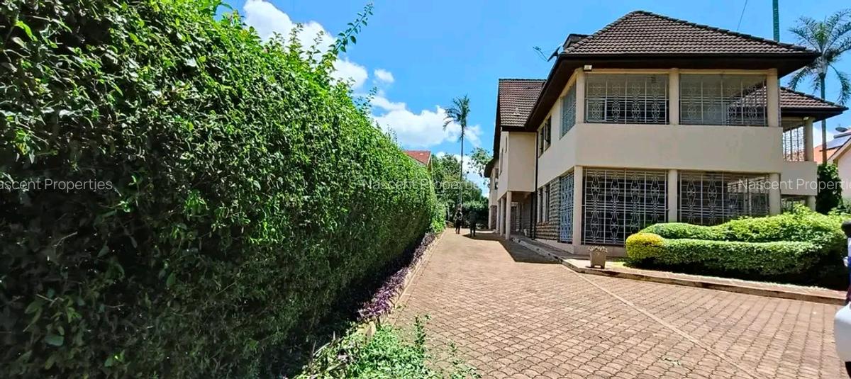 5 Bed House with En Suite in Runda - 1