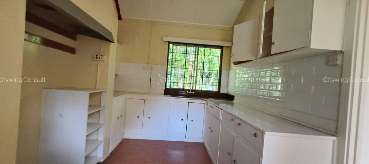 4 Bed House with En Suite in Rosslyn - 19
