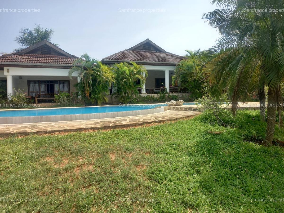 4 Bed Villa with En Suite at Bofa - 4