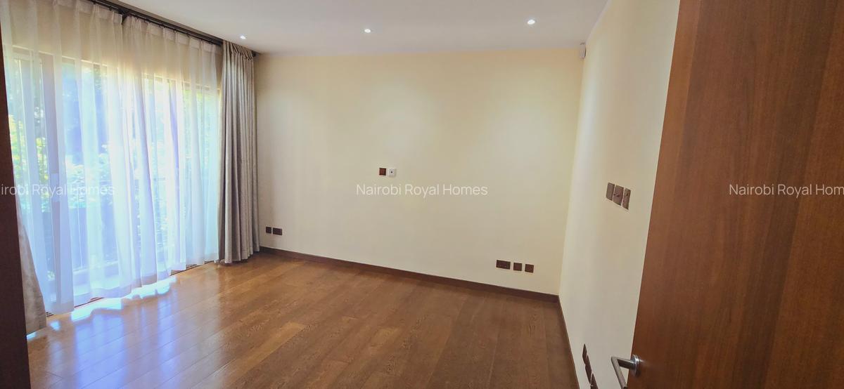 5 Bed Townhouse with En Suite at Off Convent Drive - 16