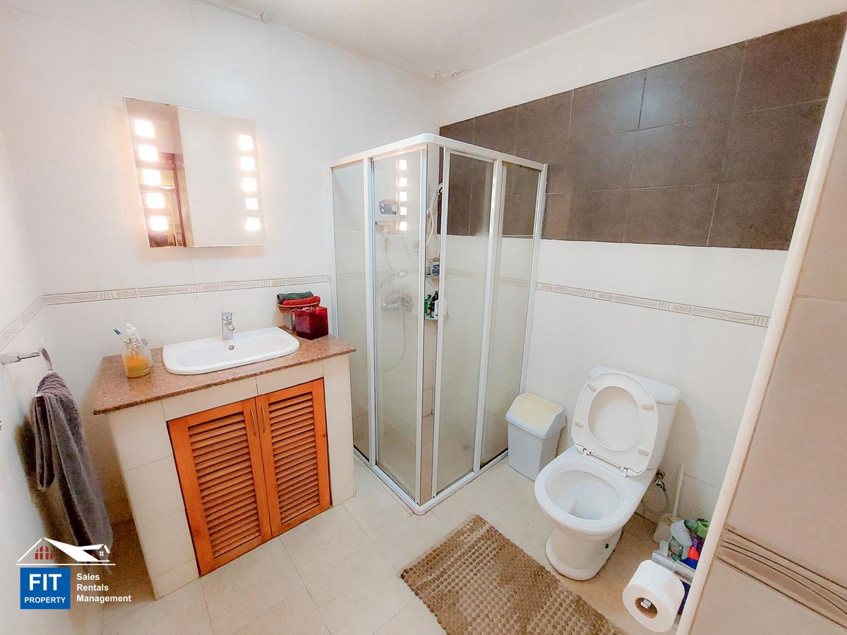 5 Bed House with En Suite at Nairobi - 11