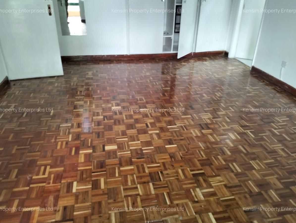 5 Bed House with En Suite in Lavington - 11