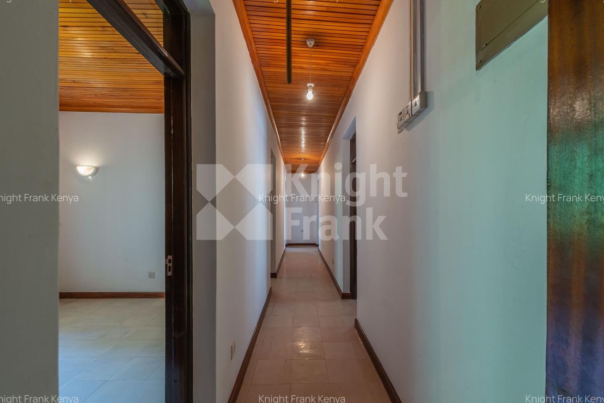 10 Bed House with Garden at Rosslyn Lone Tree - 6