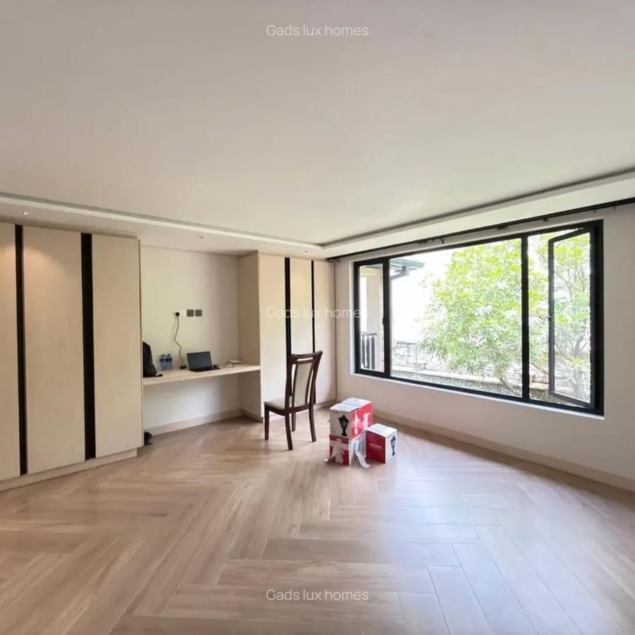 6 Bed Villa with En Suite at Lavington - 5