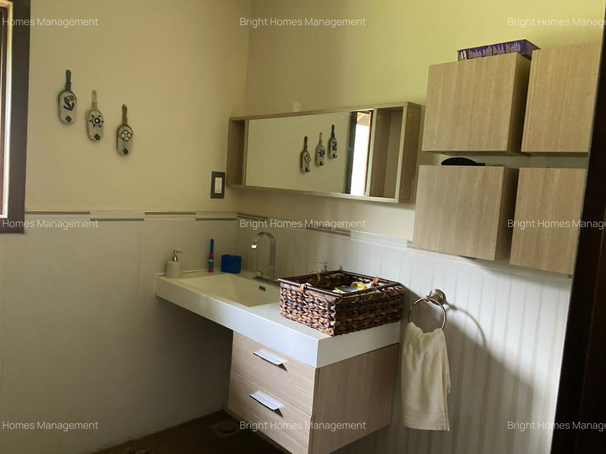 5 Bed Villa with En Suite in Spring Valley - 13