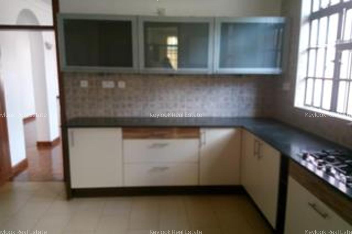 4 Bed Townhouse with En Suite at Lavington - 7